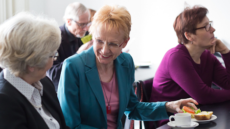 Esitelmän ja kevätkokouksen lomassa myös kahviteltiin.